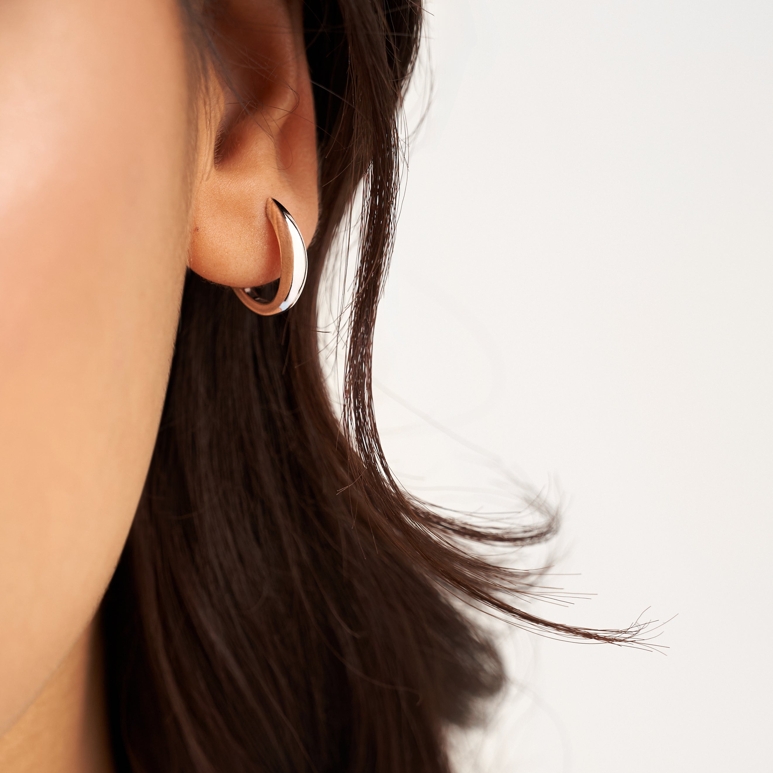 14k white gold tapered hoop earrings