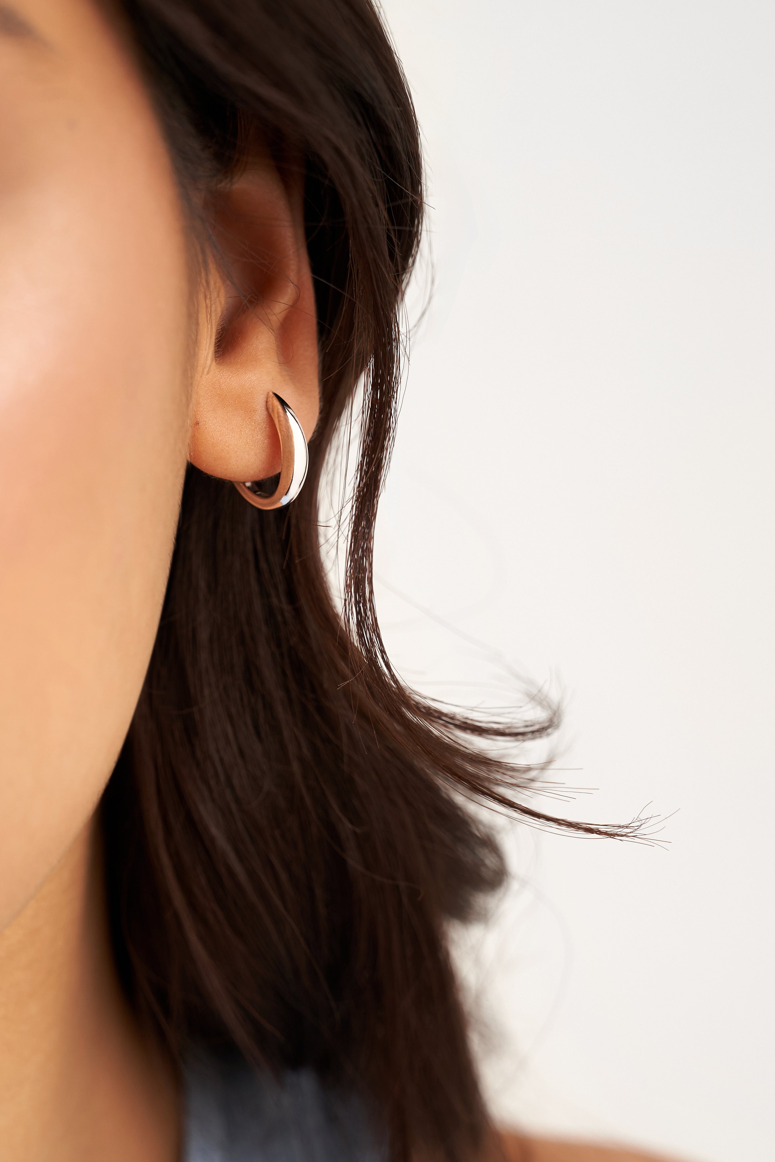 14k white gold tapered hoop earrings