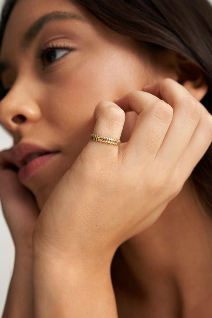 Model wearing a Tubogas gold 14k ring 